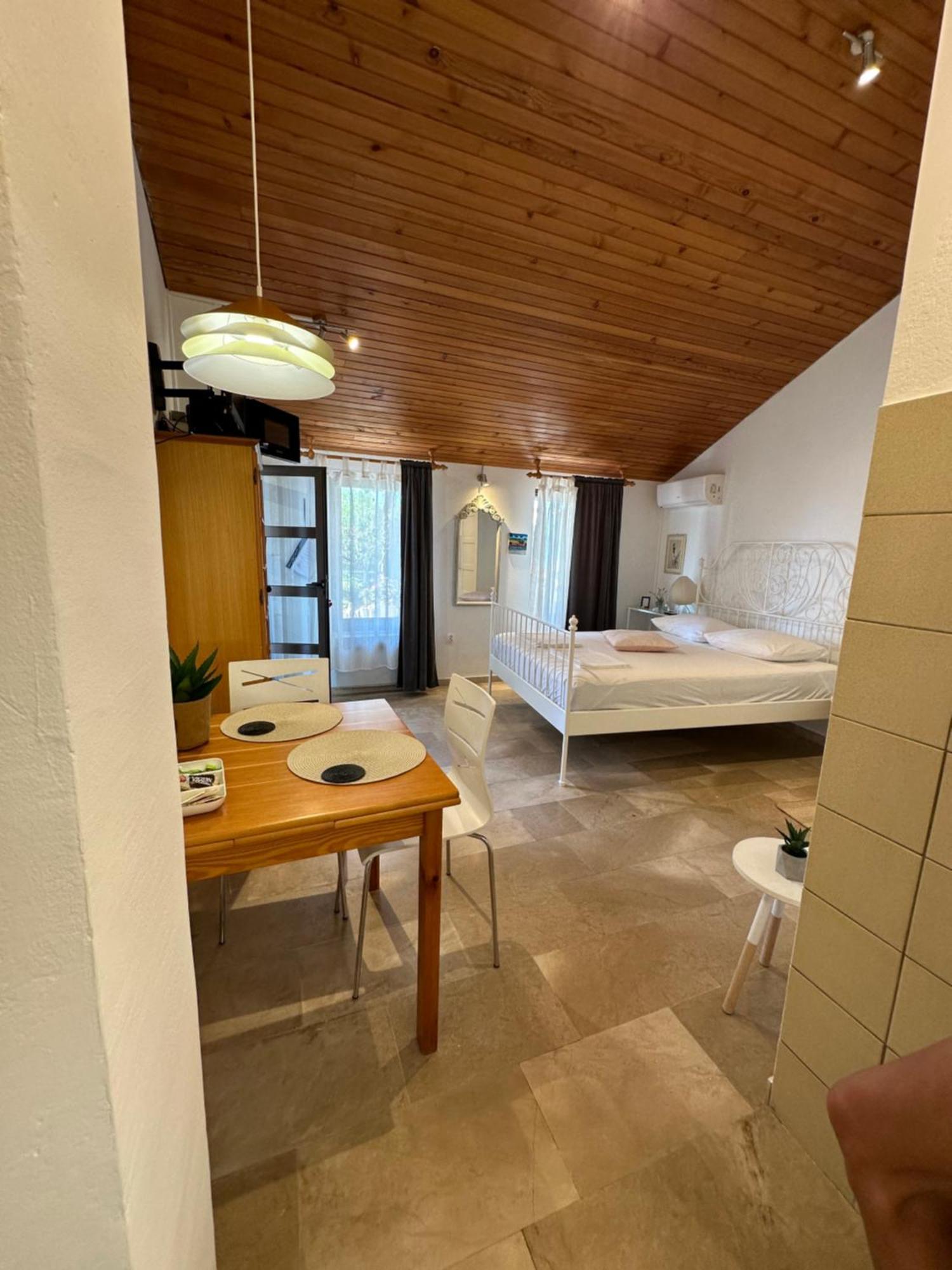 Romantic Stone- Studio Apartman أوميس المظهر الخارجي الصورة