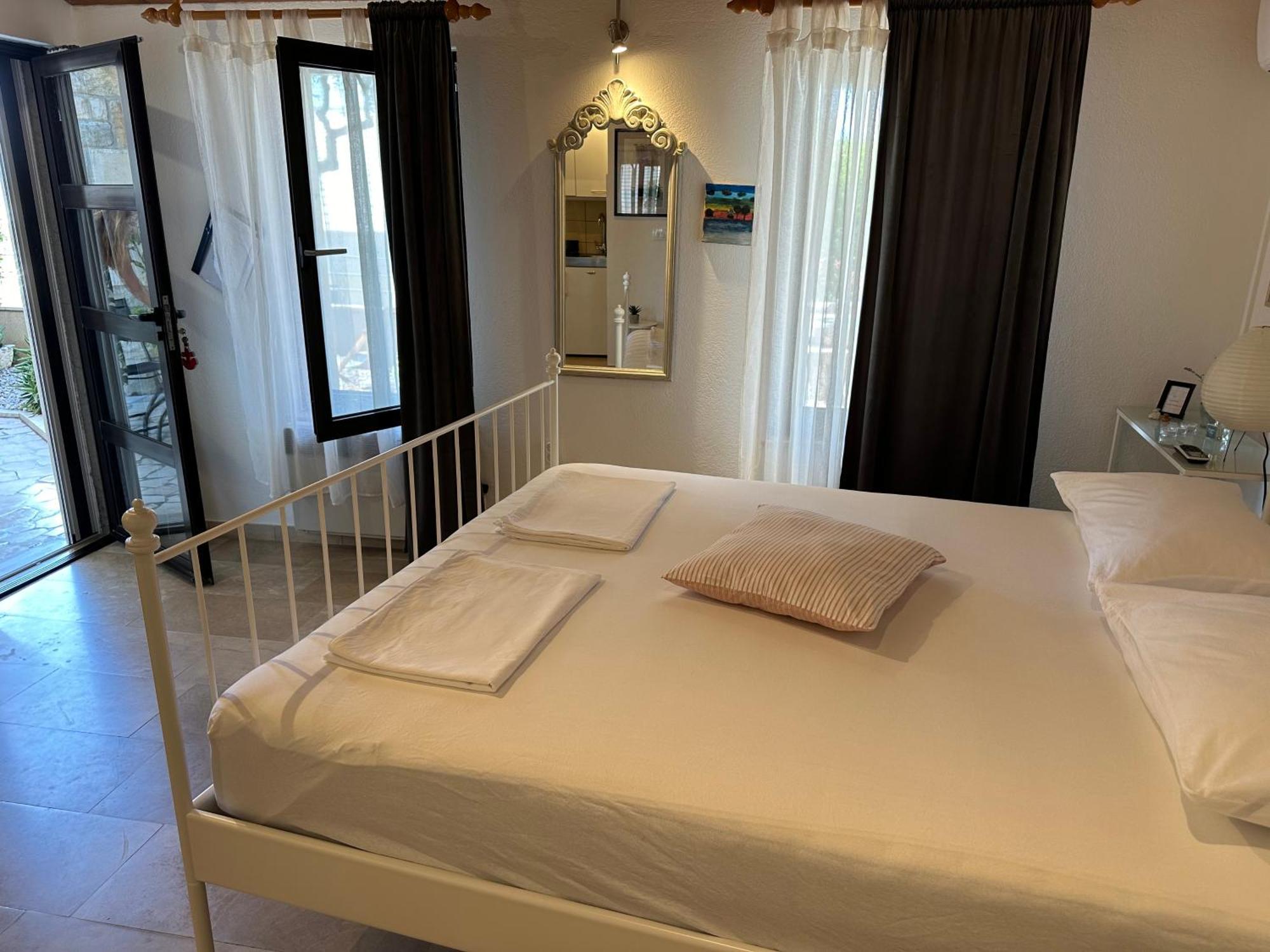 Romantic Stone- Studio Apartman أوميس المظهر الخارجي الصورة